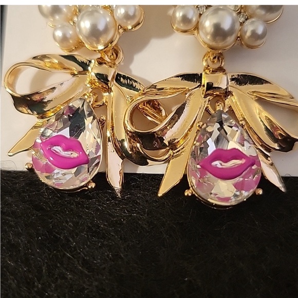 NWT 💖 Betsey Johnson Going All Out Pearl Teardrop Rhinestone Earrings - Picture 3 of 4